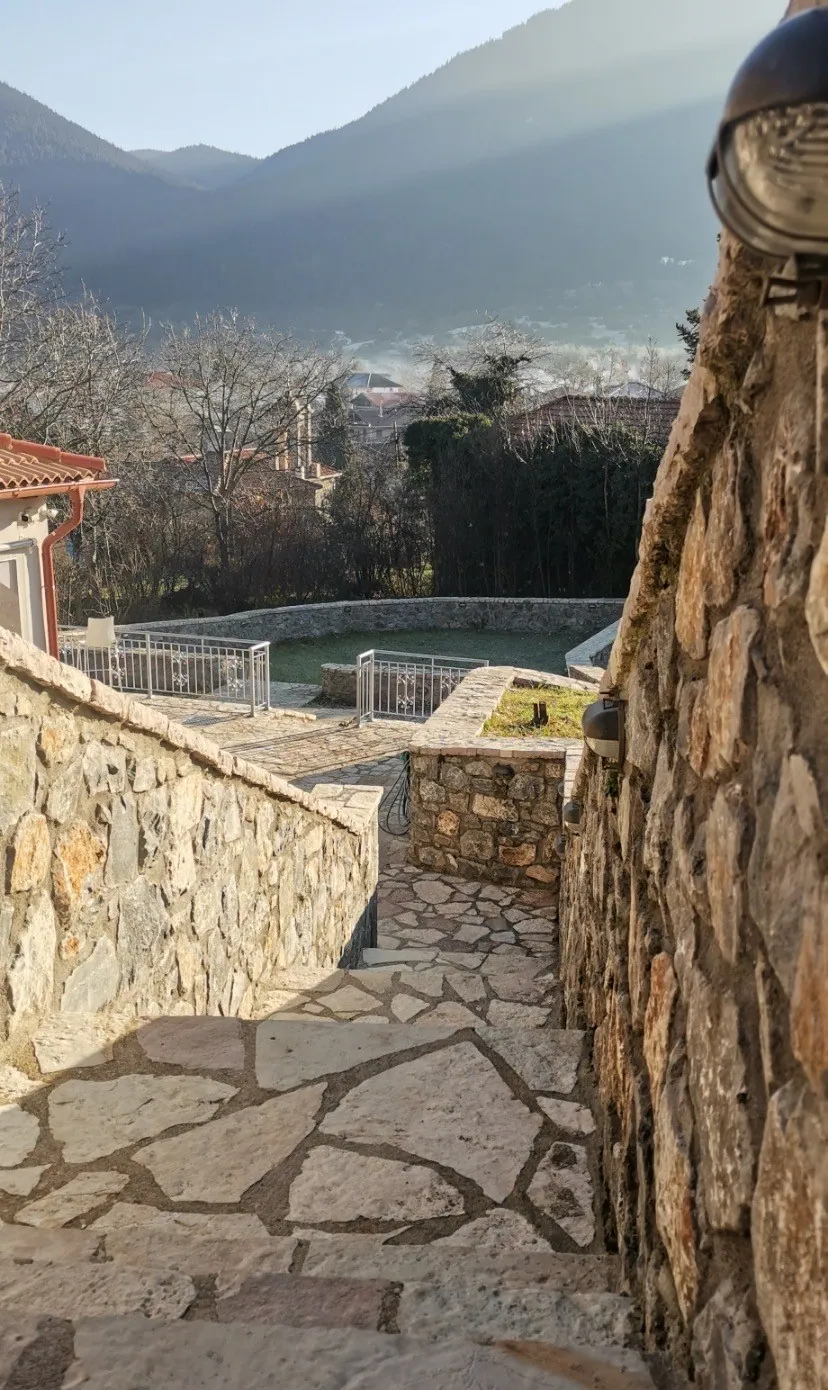 Πέτρινο μονοπάτι με θέα στα βουνά