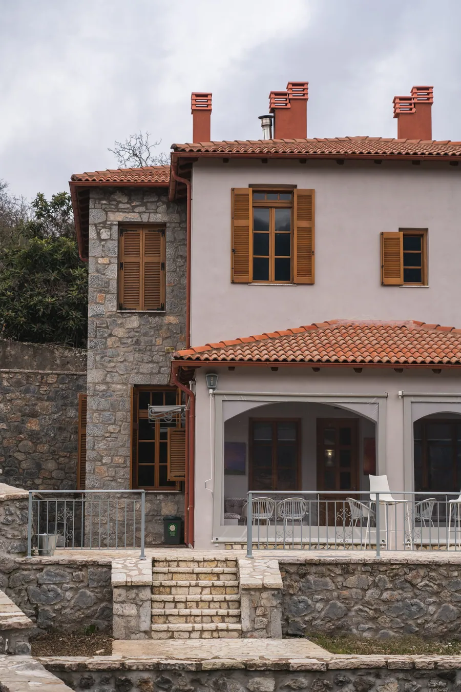 Το πέτρινο σπίτι με τα κεραμίδια και την πέτρινη σκάλα