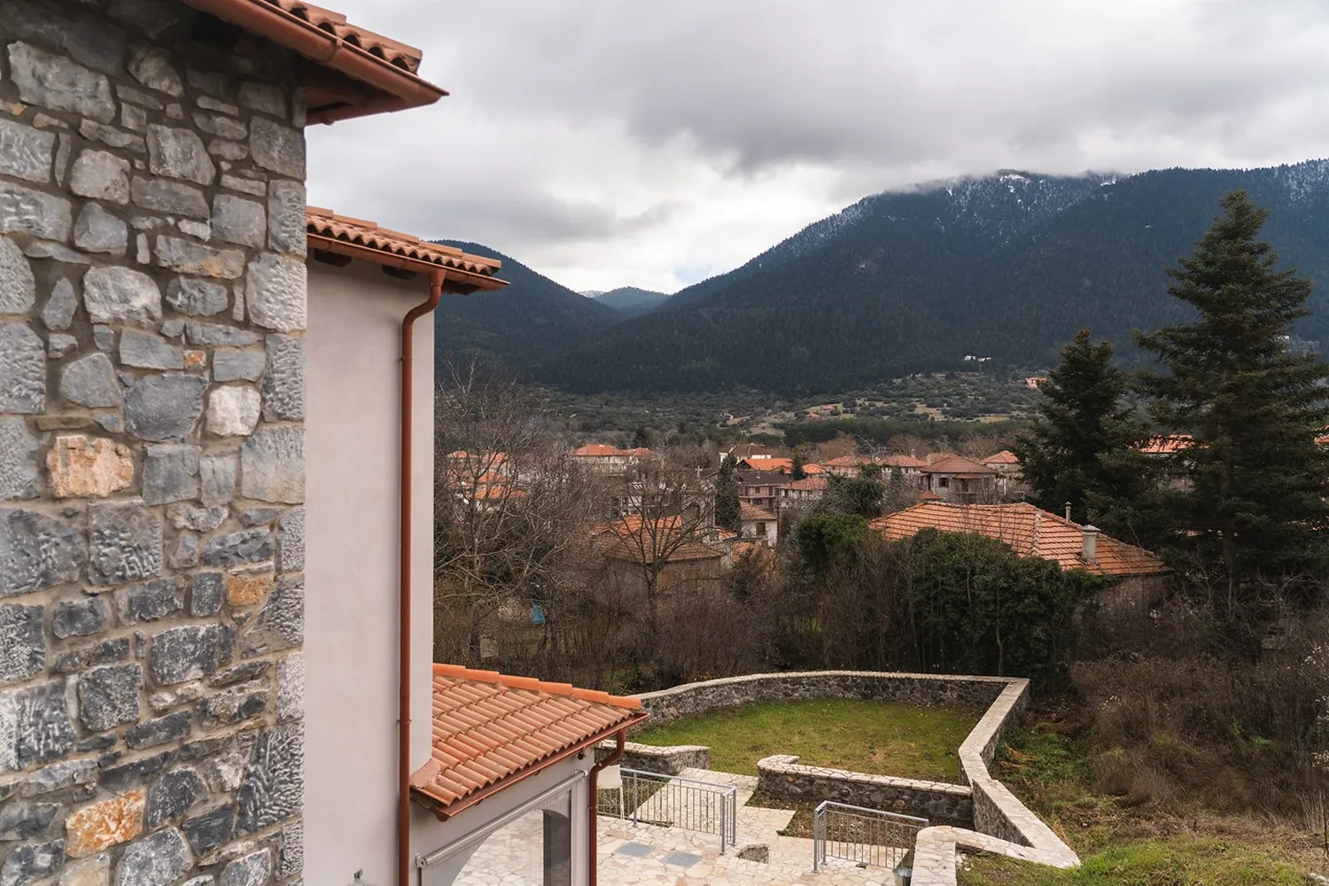 Η Βυτίνα και το βουνό, από τη γωνία του σπιτιού